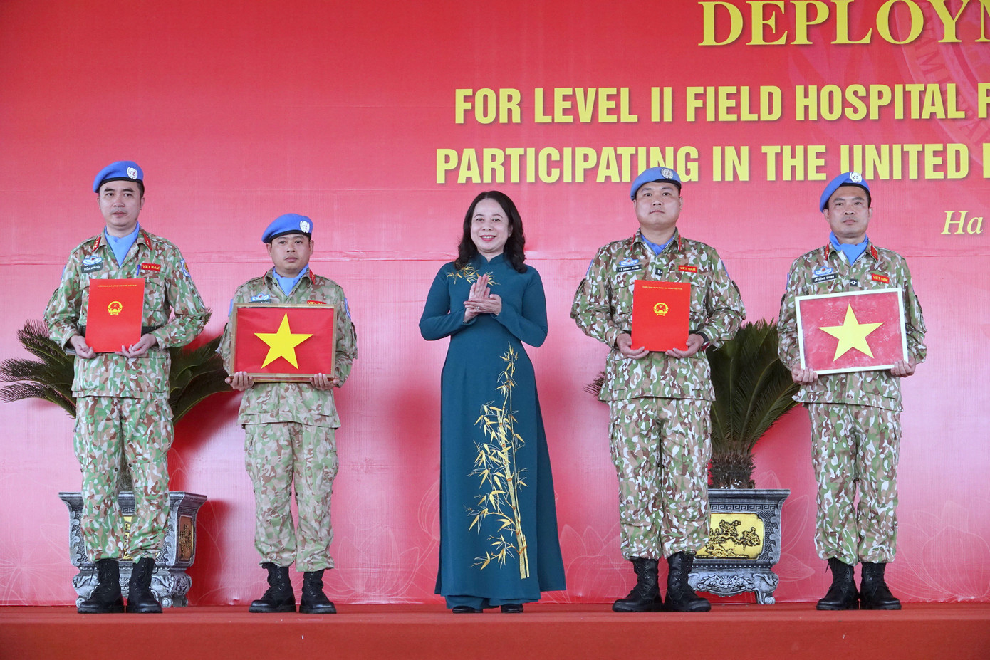 Phó Chủ tịch nước Võ Thị Ánh Xuân trao Quyết định của Chủ tịch nước cử BVDC 2.6 và ĐCB số 3 đi thực hiện nhiệm vụ GGHB LHQ và trao Quốc kỳ cho hai đơn vị.