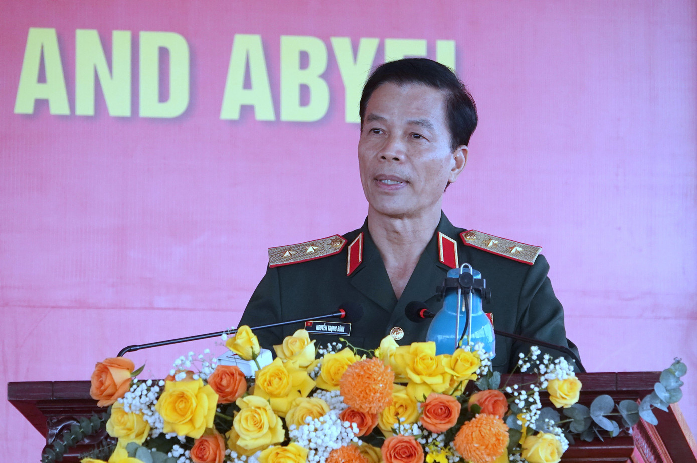 Trung tướng Nguyễn Trọng Bình - Phó Tổng tham mưu trưởng Quân đội nhân dân Việt Nam, công bố Quyết định của Chủ tịch nước, về việc cử hai đơn vị đi làm nhiệm vụ luân phiên thay thế tại các Phái bộ GGHB LHQ.