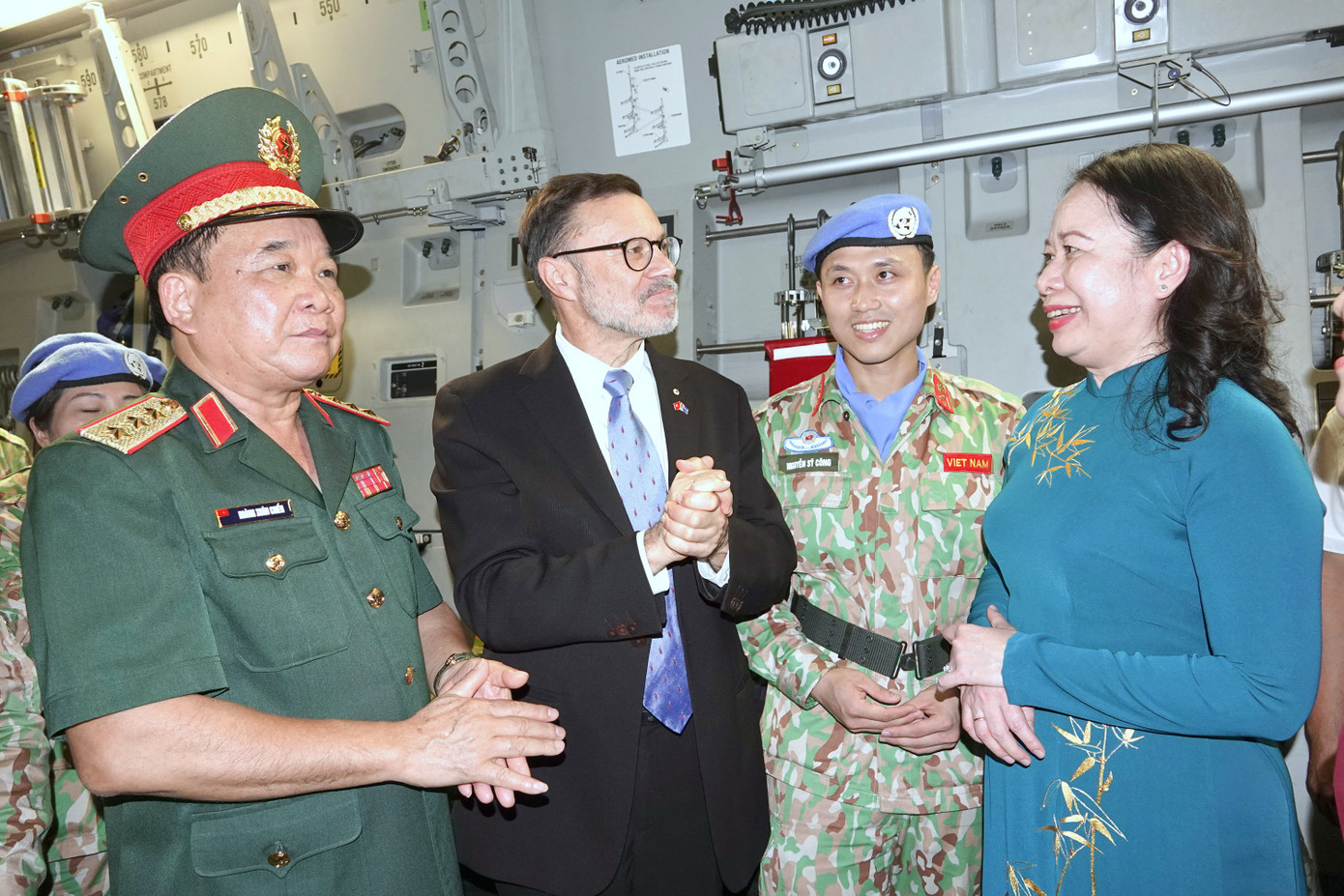 Phó Chủ tịch nước Võ Thị Ánh Xuân trao đổi với lãnh đạo Bộ Quốc phòng và quan khách quốc tế trên máy bay vận tải quân sự C-17 của Không quân Australia. Đây là máy bay sẽ vận chuyển đội hình BVDC 2.6 tới Nam Sudan.