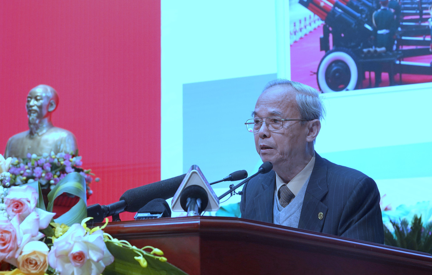 GS.TS Đinh Xuân Dũng - nguyên Phó Chủ tịch Hội đồng Lý luận, phê bình văn học, nghệ thuật Trung ương, tham luận tại Hội thảo.