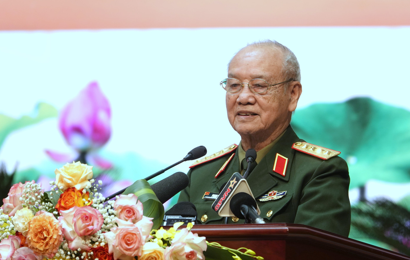 Đại tướng Phạm Văn Trà - nguyên Ủy viên Bộ Chính trị, nguyên Phó Bí thư Quân ủy Trung ương, nguyên Bộ trưởng Bộ Quốc phòng, nêu ý kiến tại Hội thảo.