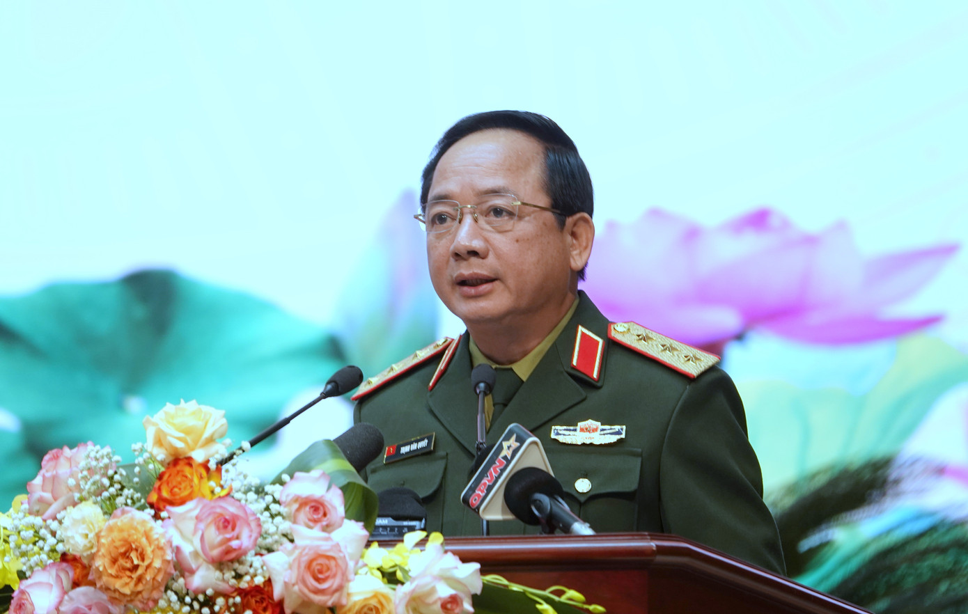 Thượng tướng Trịnh Văn Quyết - Bí thư Trung ương Đảng, Ủy viên Thường vụ Quân ủy Trung ương, Chủ nhiệm Tổng cục Chính trị QĐND Việt Nam, báo cáo đề dẫn Hội thảo.