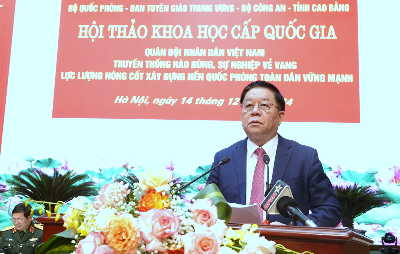 Ủy viên Bộ Chính trị, Bí thư Trung ương Đảng, Trưởng ban Tuyên giáo Trung ương Nguyễn Trọng Nghĩa, phát biểu tổng thuật Hội thảo.