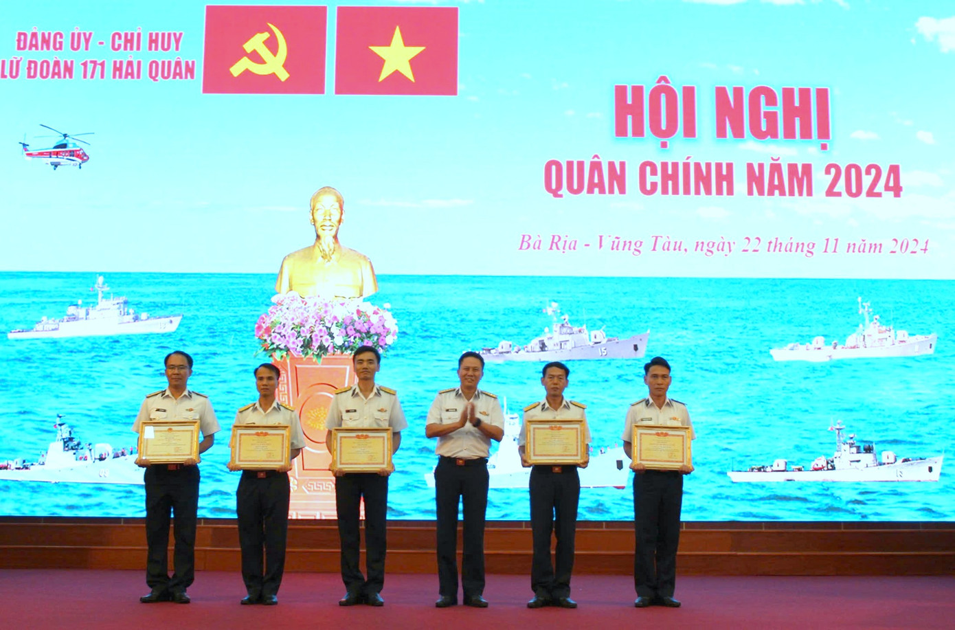 Đại tá Trần Mạnh Chiến - Bí thư Đảng ủy, Chính ủy Vùng 2 Hải quân trao thưởng các tập thể, cá nhân của Lữ đoàn 171 có thành tích xuất sắc trong năm 2024. Đại tá Trần Mạnh Chiến - Bí thư Đảng ủy, Chính ủy Vùng 2 Hải quân trao thưởng các tập thể, cá nhân của Lữ đoàn 171 có thành tích xuất sắc trong năm 2024.