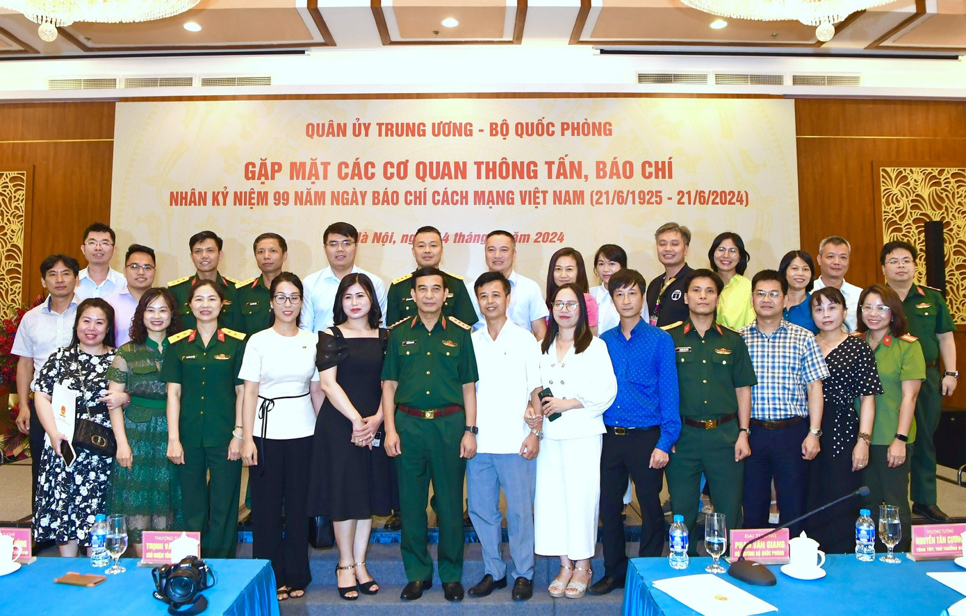Đại tướng Phan Văn Giang cùng các cán bộ, phóng viên các cơ quan thông tấn, báo chí trong và ngoài Quân đội, tháng 6/2024. Đại tướng Phan Văn Giang cùng các cán bộ, phóng viên các cơ quan thông tấn, báo chí trong và ngoài Quân đội, tháng 6/2024.