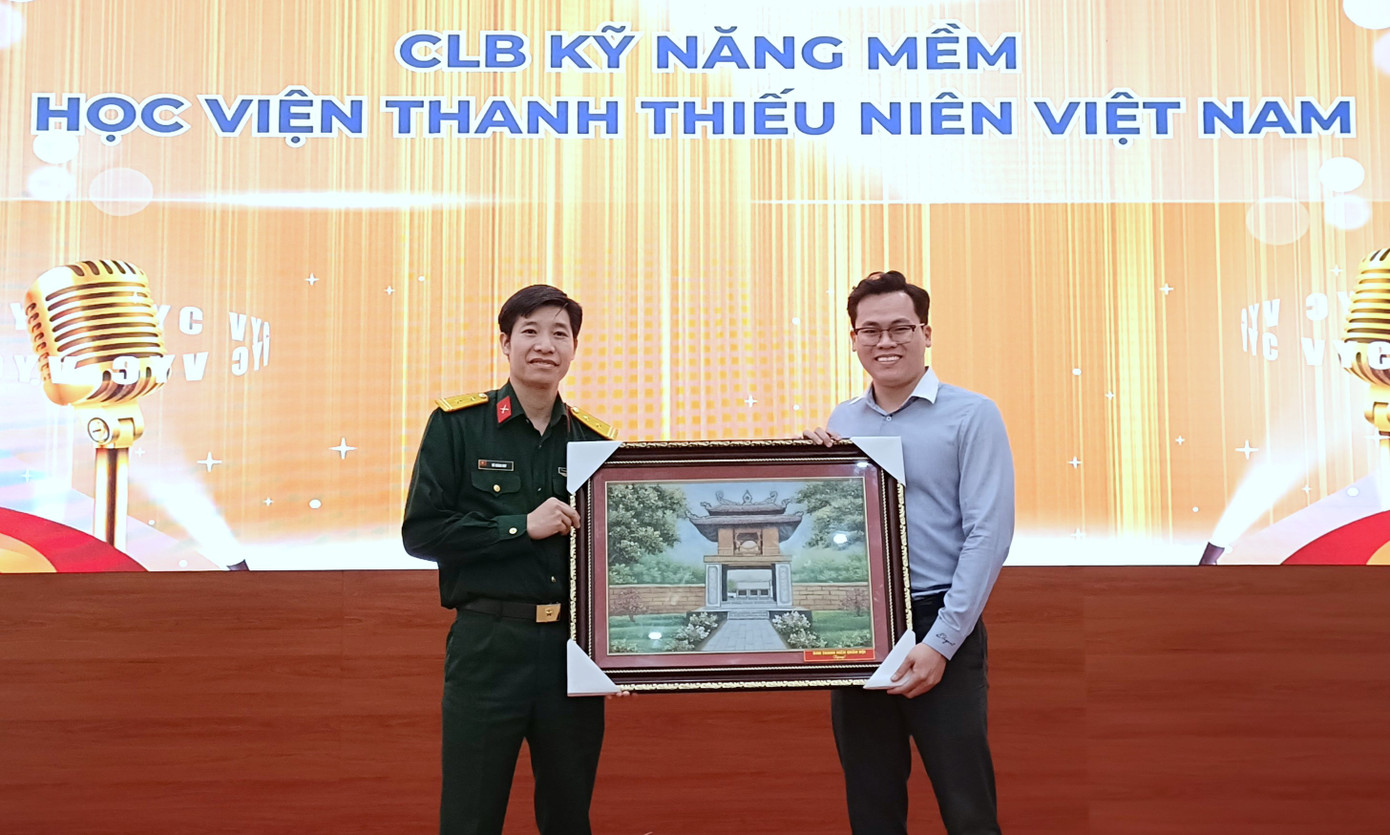 Đại diện Ban Thanh niên Quân đội trao quà lưu niệm tặng tuổi trẻ Học viện Thanh thiếu niên Việt Nam. Đại diện Ban Thanh niên Quân đội trao quà lưu niệm tặng tuổi trẻ Học viện Thanh thiếu niên Việt Nam.