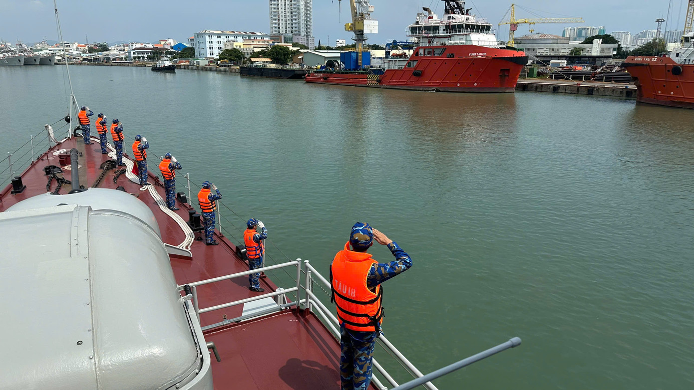 Tàu hộ vệ săn ngầm 18 (Lữ đoàn 171, Vùng 2 Hải quân) thực hiện nghi thức chào cảng, chiều 4/10.