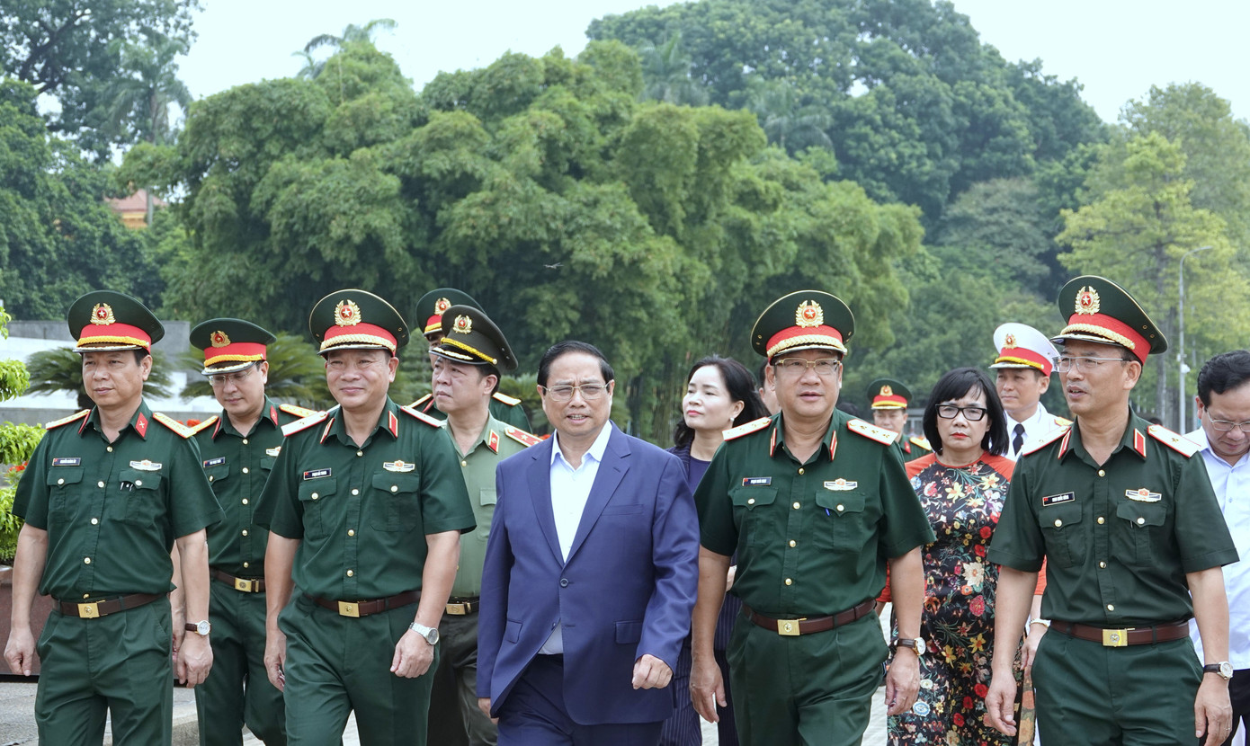 Lãnh đạo BQL Lăng tháp tùng Thủ tướng đi kiểm tra công tác tu bổ Công trình Lăng năm 2024.