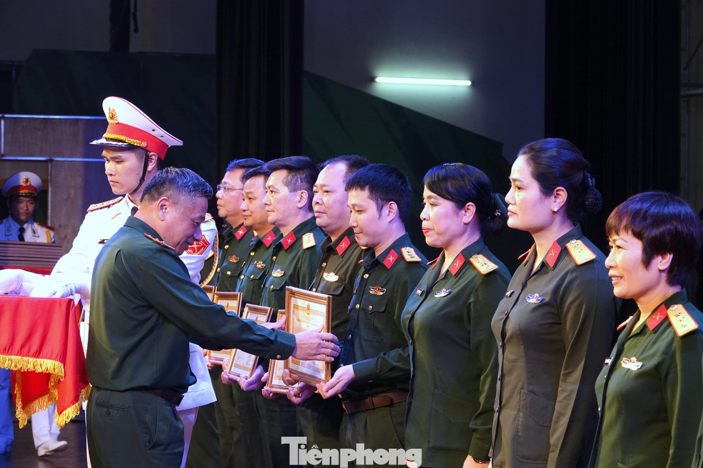Trung tướng Lê Quang Minh - Phó Chủ nhiệm Tổng cục Chính trị Quân đội nhân dân Việt Nam trao Bằng khen tặng các tập thể và cá nhân có thành tích xuất sắc trong tham mưu, tổ chức, phục vụ Liên hoan.