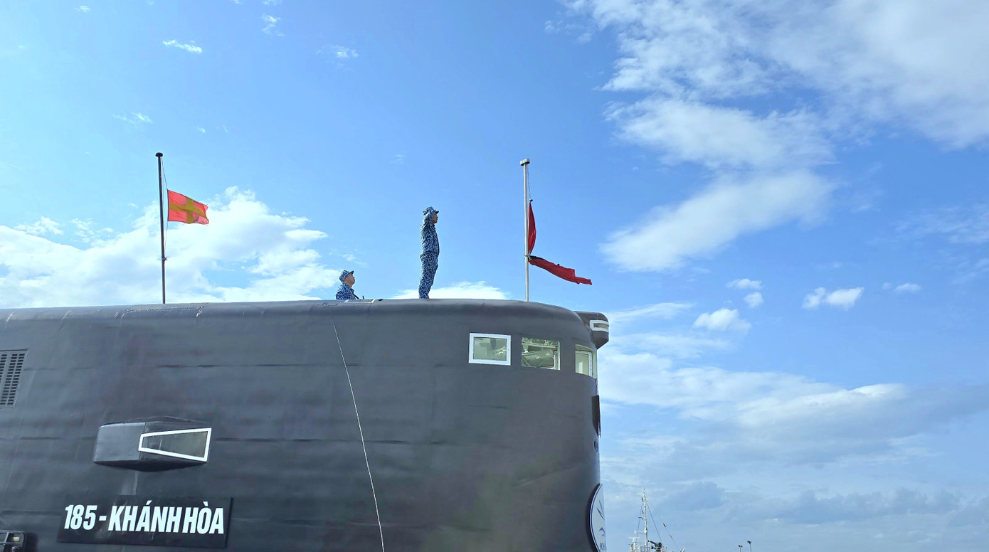 Cùng với các tàu ngầm khác trong Lữ đoàn 189, Tàu ngầm 185 - Khánh Hòa tổ chức treo cờ rủ trong thời gian diễn ra Lễ Quốc tang Tổng Bí thư Nguyễn Phú Trọng.