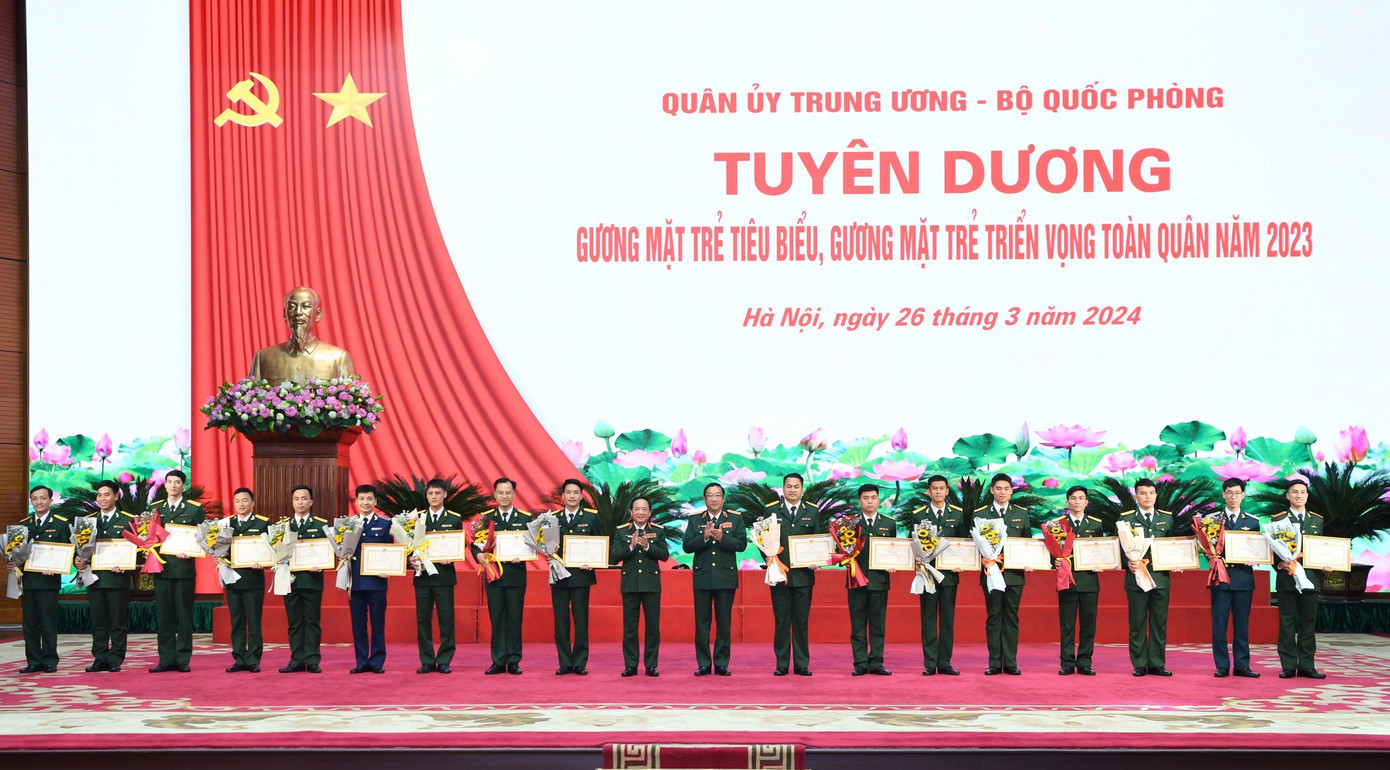 Lãnh đạo Bộ Quốc phòng, Bộ Tổng tham mưu và Tổng cục Chính trị trao Bằng khen và tặng hoa 35 GMTTV toàn quân năm 2023.