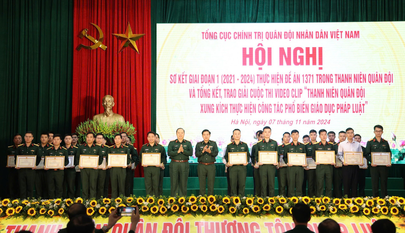 Trao Bằng khen của Tổng cục Chính trị tặng 35 cá nhân có thành tích xuất sắc trong triển khai, tổ chức thực hiện giai đoạn 1 Đề án 1371 trong TNQĐ. Trao Bằng khen của Tổng cục Chính trị tặng 35 cá nhân có thành tích xuất sắc trong triển khai, tổ chức thực hiện giai đoạn 1 Đề án 1371 trong TNQĐ.
