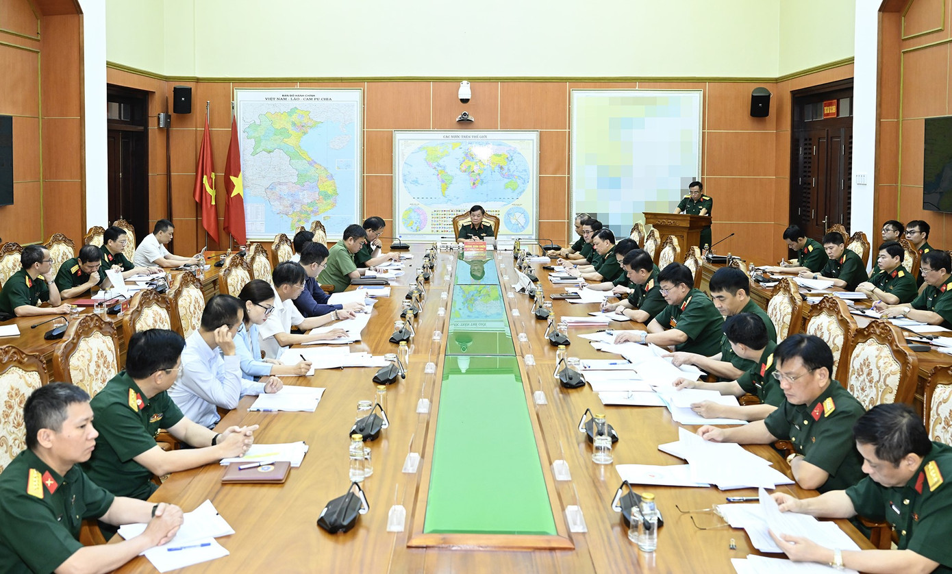 Tham dự phiên họp có Thượng tướng Phùng Sĩ Tấn - Phó Tổng tham mưu trưởng Quân đội nhân dân Việt Nam, Phó trưởng ban thường trực Ban soạn thảo; đại diện Bộ Ngoại giao, Bộ Công an, Bộ Nội vụ, Bộ Tư pháp và các cơ quan, đơn vị liên quan.