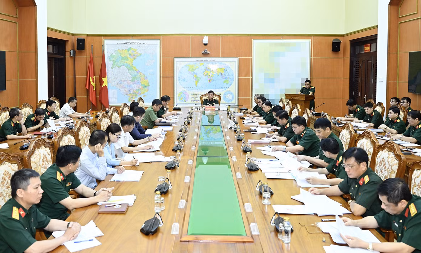 Tham dự phiên họp có Thượng tướng Phùng Sĩ Tấn - Phó Tổng tham mưu trưởng Quân đội nhân dân Việt Nam, Phó trưởng ban thường trực Ban soạn thảo; đại diện Bộ Ngoại giao, Bộ Công an, Bộ Nội vụ, Bộ Tư pháp và các cơ quan, đơn vị liên quan. Tham dự phiên họp có Thượng tướng Phùng Sĩ Tấn - Phó Tổng tham mưu trưởng Quân đội nhân dân Việt Nam, Phó trưởng ban thường trực Ban soạn thảo; đại diện Bộ Ngoại giao, Bộ Công an, Bộ Nội vụ, Bộ Tư pháp và các cơ quan, đơn vị liên quan.