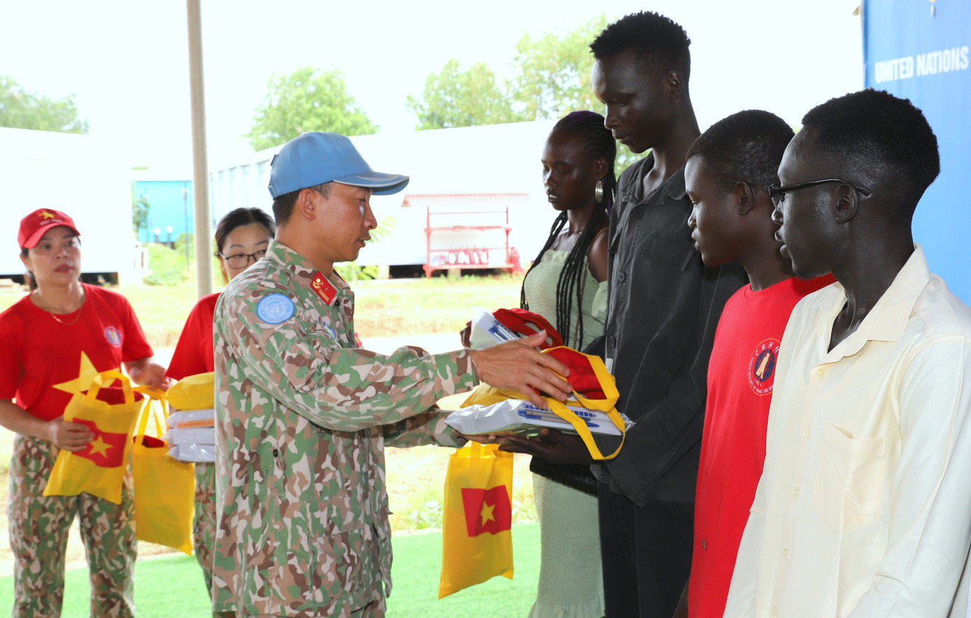 Thiếu tá Nguyễn Mậu Vũ - Chính trị viên Đội Công binh số 2, trao quà tặng 10 học sinh tiêu biểu đỗ đại học năm vừa qua tại Abyei. Thiếu tá Nguyễn Mậu Vũ - Chính trị viên Đội Công binh số 2, trao quà tặng 10 học sinh tiêu biểu đỗ đại học năm vừa qua tại Abyei.