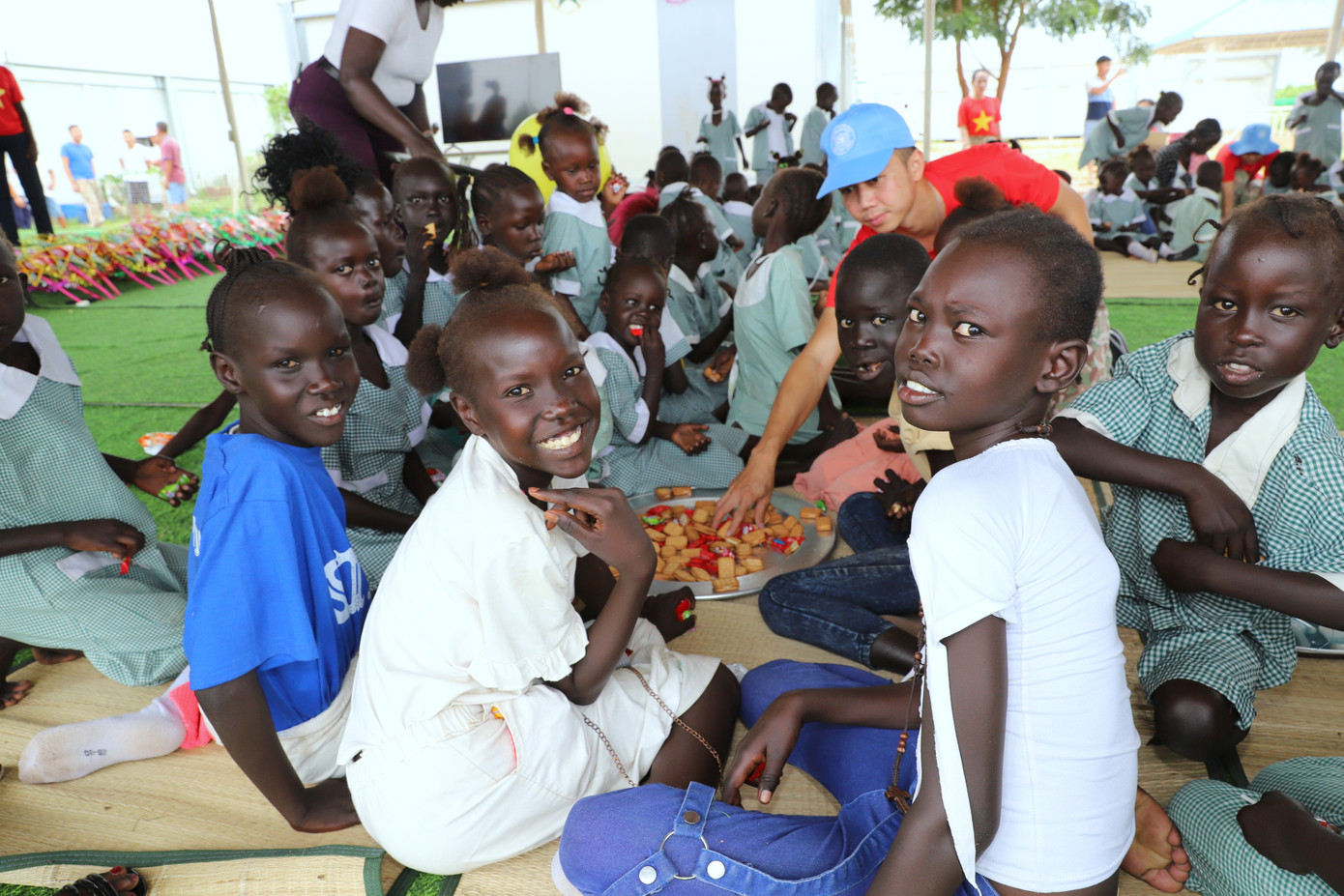 Các em nhỏ Abyei phá cỗ Trung thu trong niềm vui tuổi thơ. Các em nhỏ Abyei phá cỗ Trung thu trong niềm vui tuổi thơ.