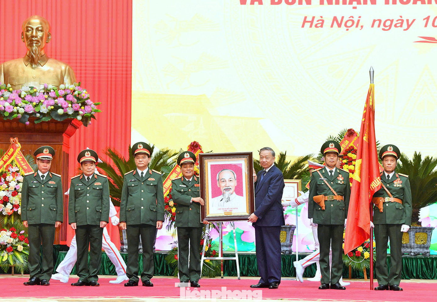 Tổng Bí thư, Chủ tịch nước Tô Lâm trao tặng Tổng cục Kỹ thuật bức chân dung Chủ tịch Hồ Chí Minh.