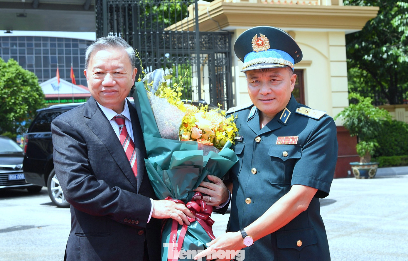 Trung tướng Nguyễn Văn Hiền - Tư lệnh Quân chủng Phòng không - Không quân, chào mừng Chủ tịch nước Tô Lâm tới thăm Bộ Tư lệnh Quân chủng.