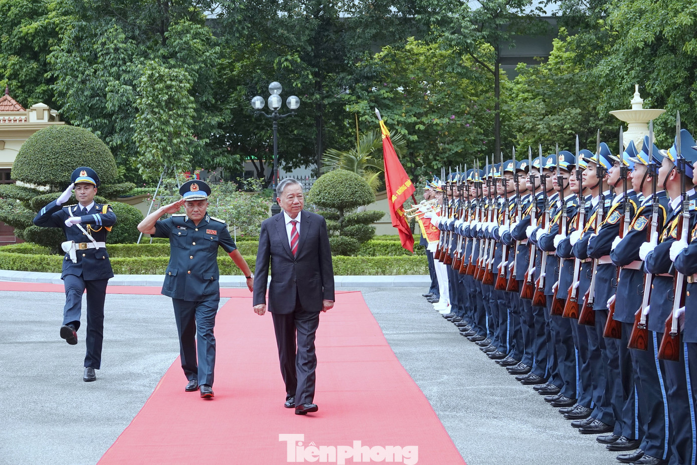 Chủ tịch nước duyệt Đội danh dự Phòng không - Không quân.