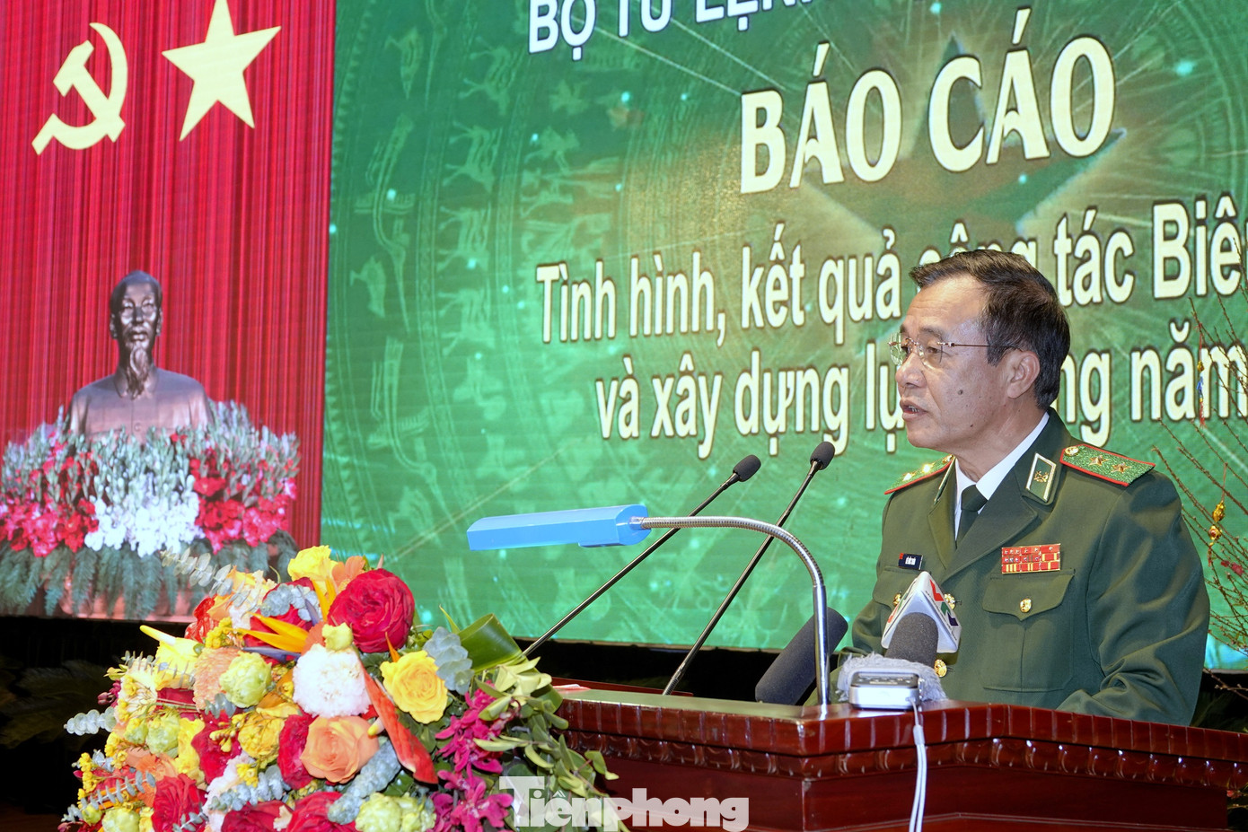 Trung tướng Lê Đức Thái - Tư lệnh Bộ đội Biên phòng, báo cáo với Chủ tịch Quốc hội một số kết quả nổi bật về công tác biên phòng năm 2023. Trung tướng Lê Đức Thái - Tư lệnh Bộ đội Biên phòng, báo cáo với Chủ tịch Quốc hội một số kết quả nổi bật về công tác biên phòng năm 2023.