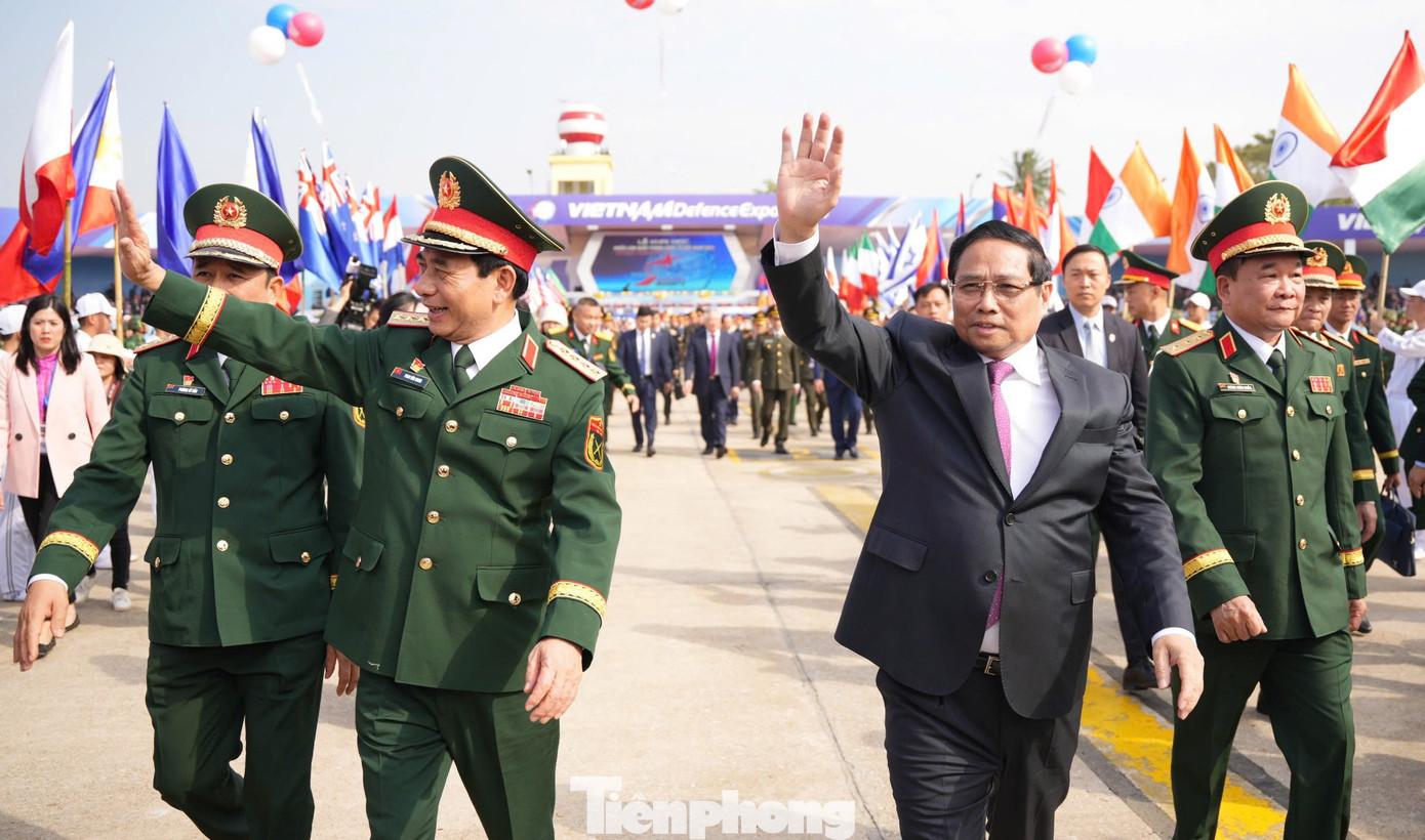 Thủ tướng Phạm Minh Chính cùng các đại biểu tham quan triển lãm, sau lễ khai mạc.