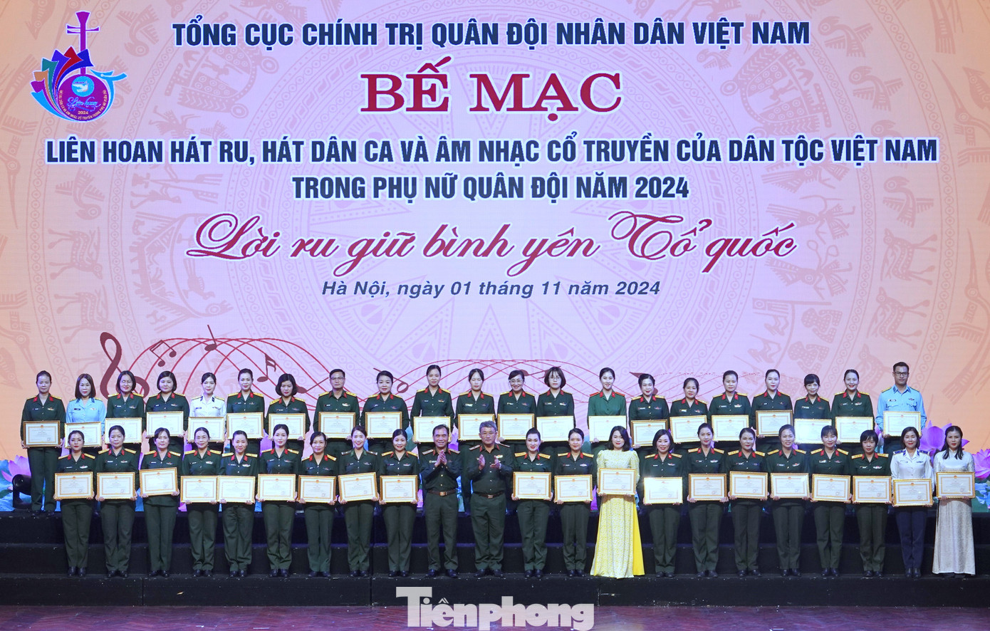 Ban tổ chức trao Bằng khen của Chủ nhiệm Tổng cục Chính trị Quân đội nhân dân Việt Nam tặng các đơn vị có tiết mục xuất sắc tại Liên hoan.