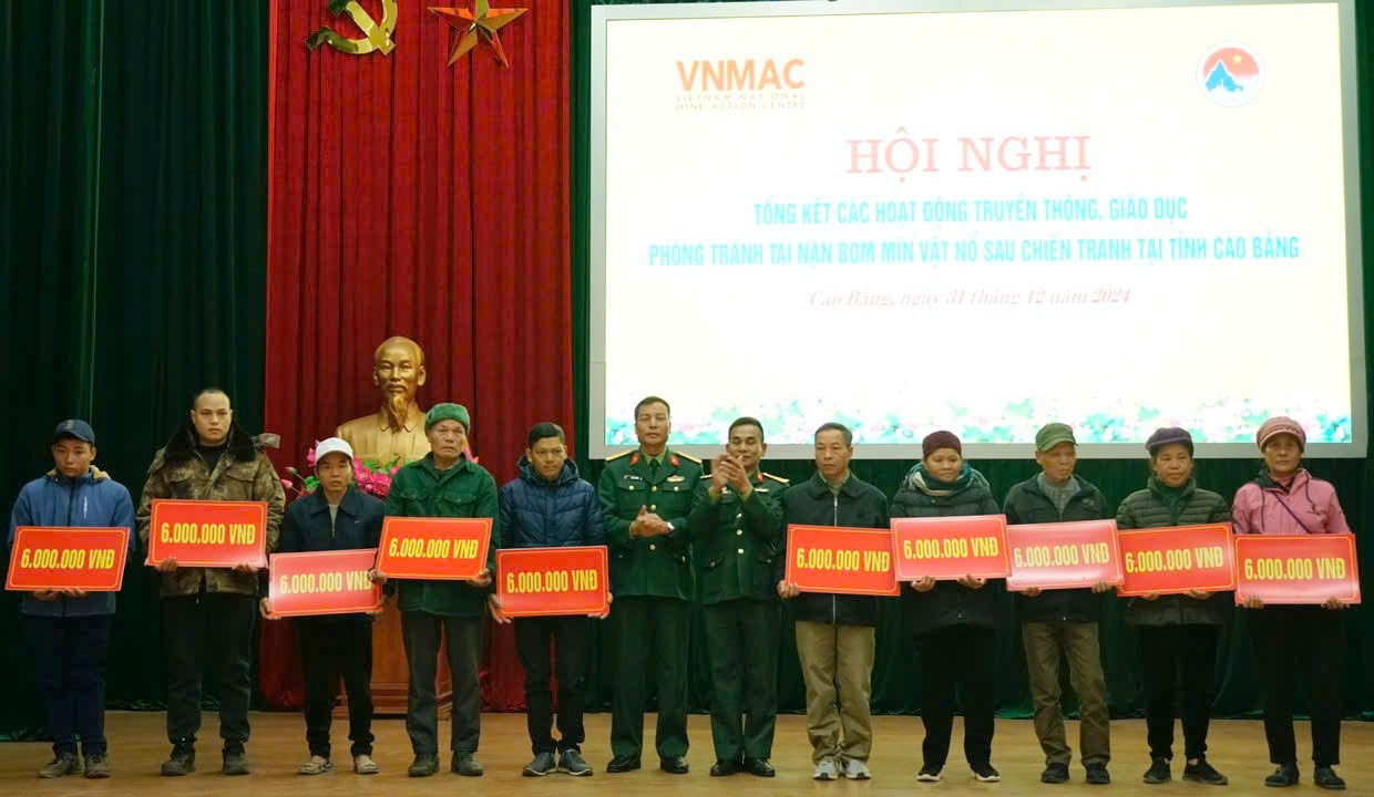 Trao tiền hỗ trợ sinh kế cho 10 gia đình nạn nhân bom mìn có hoàn cảnh khó khăn trên địa bàn tỉnh Cao Bằng. Trao tiền hỗ trợ sinh kế cho 10 gia đình nạn nhân bom mìn có hoàn cảnh khó khăn trên địa bàn tỉnh Cao Bằng.