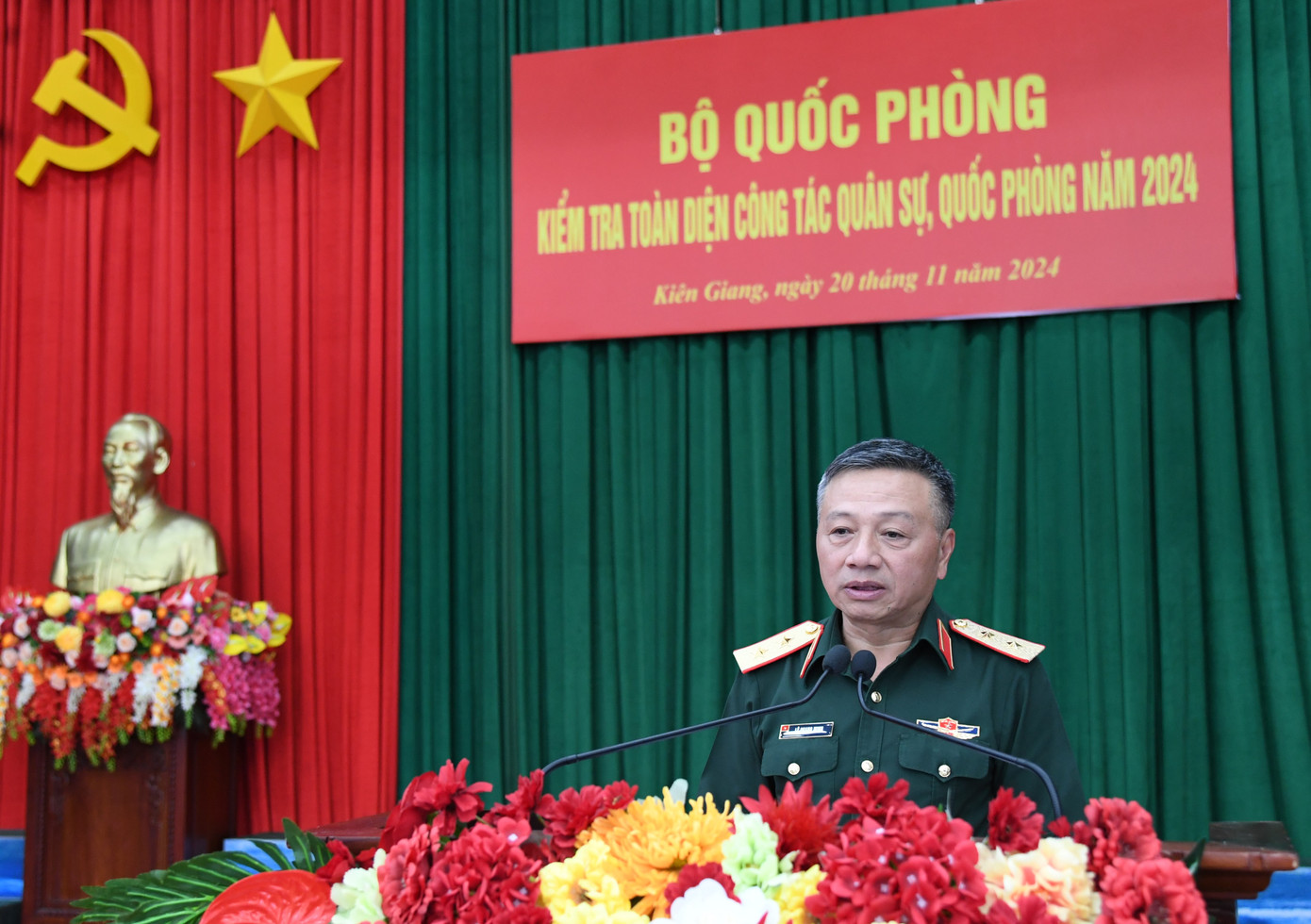 Trung tướng Lê Quang Minh phát biểu kết luận kiểm tra. Trung tướng Lê Quang Minh phát biểu kết luận kiểm tra.