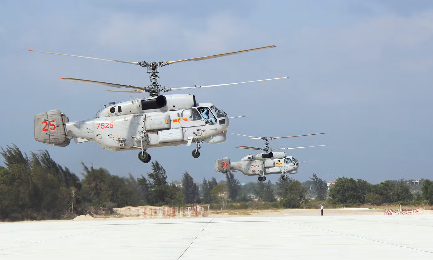 Huấn luyện bay đội hình biên đội trực thăng Ka-28 ở Lữ đoàn Không quân 954. Huấn luyện bay đội hình biên đội trực thăng Ka-28 ở Lữ đoàn Không quân 954.