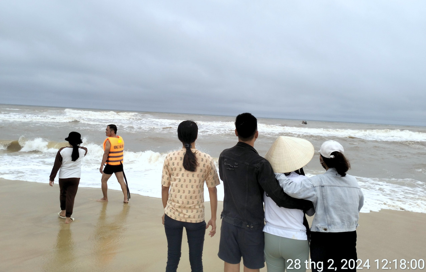 Người nhà ra biển ngóng chờ tin tức của các ngư dân gặp nạn. Người nhà ra biển ngóng chờ tin tức của các ngư dân gặp nạn.