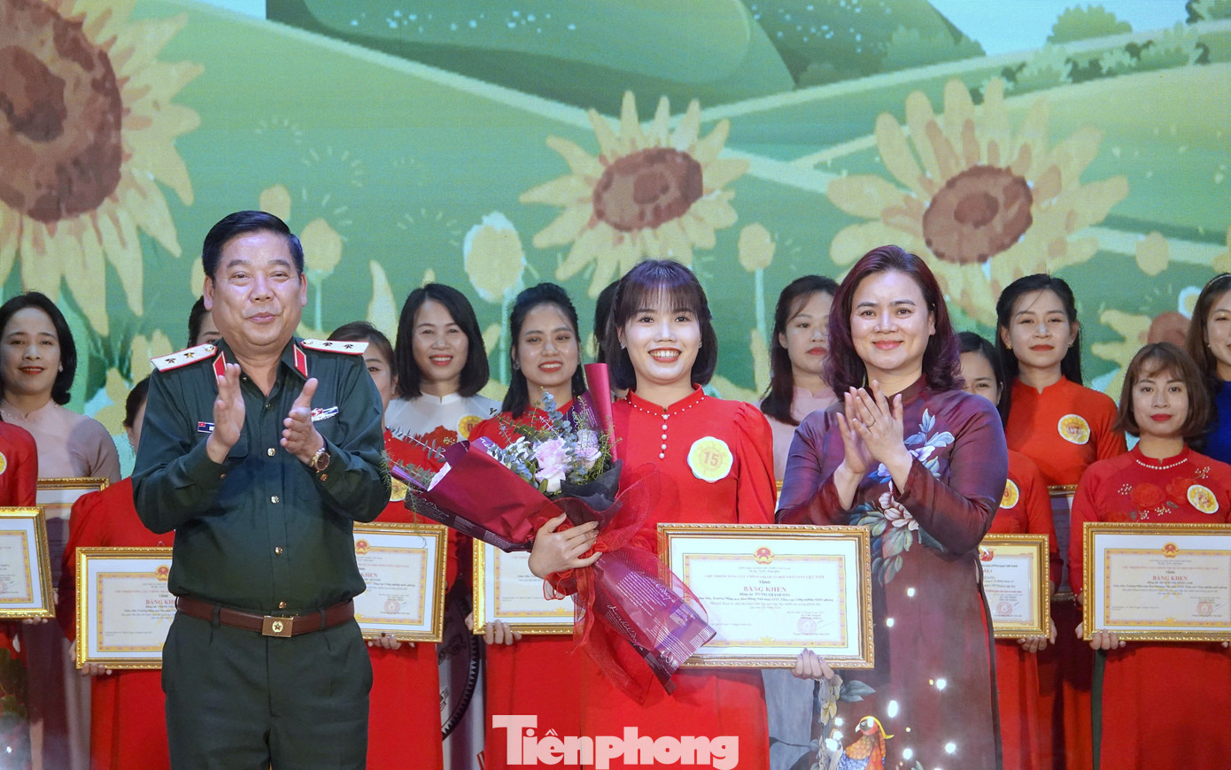 Lãnh đạo Tổng cục Chính trị Quân đội nhân dân Việt Nam và đại diện lãnh đạo Bộ Giáo dục và Đào tạo, trao Bằng khen tặng cô giáo Hà Thị Khánh Hoà (Trường Mầm non Hoa Hồng, Nhà máy Z121, Tổng cục Công nghiệp quốc phòng) đoạt giải Xuất sắc tại hội thi. Lãnh đạo Tổng cục Chính trị Quân đội nhân dân Việt Nam và đại diện lãnh đạo Bộ Giáo dục và Đào tạo, trao Bằng khen tặng cô giáo Hà Thị Khánh Hoà (Trường Mầm non Hoa Hồng, Nhà máy Z121, Tổng cục Công nghiệp quốc phòng) đoạt giải Xuất sắc tại hội thi.