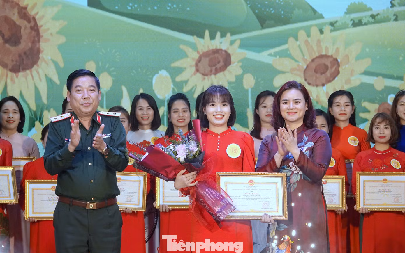 Lãnh đạo Tổng cục Chính trị Quân đội nhân dân Việt Nam và đại diện lãnh đạo Bộ Giáo dục và Đào tạo, trao Bằng khen tặng cô giáo Hà Thị Khánh Hoà (Trường Mầm non Hoa Hồng, Nhà máy Z121, Tổng cục Công nghiệp quốc phòng) đoạt giải Xuất sắc tại hội thi.