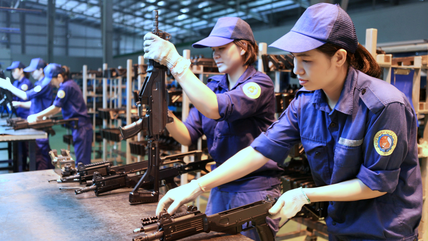 Sản xuất vũ khí bộ binh tại một nhà máy thuộc Tổng cục Công nghiệp quốc phòng. Sản xuất vũ khí bộ binh tại một nhà máy thuộc Tổng cục Công nghiệp quốc phòng.
