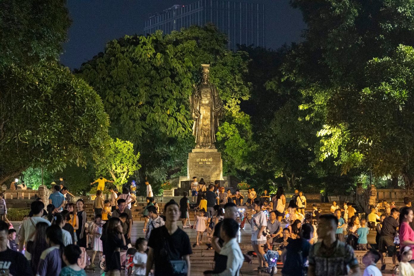 Vườn hoa Lý Thái Tổ trở thành địa điểm vui chơi, chụp ảnh lưu giữ kỷ niệm của nhiều người dân và du khách đến tham quan.