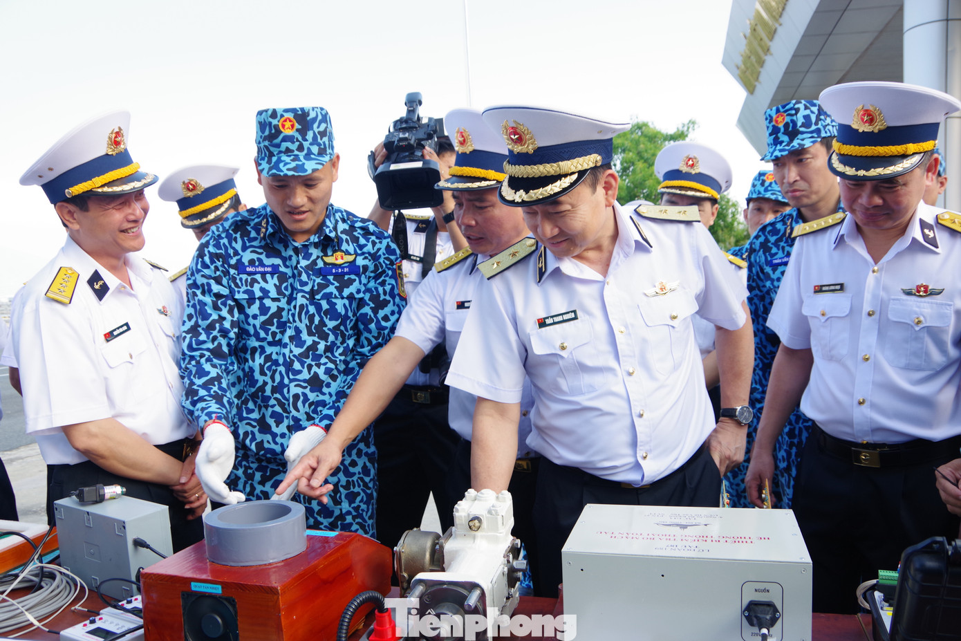 Phó Đô đốc Trần Thanh Nghiêm và các đại biểu tham quan mô hình học cụ, sáng kiến của Lữ đoàn tàu ngầm 189. Phó Đô đốc Trần Thanh Nghiêm và các đại biểu tham quan mô hình học cụ, sáng kiến của Lữ đoàn tàu ngầm 189.