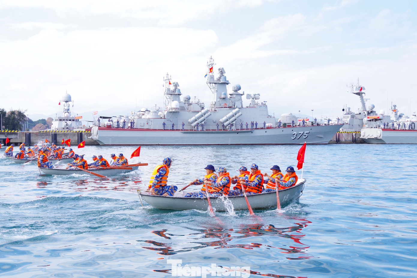 Chèo xuồng trên biển sau lễ ra quân huấn luyện là nét đẹp truyền thống ở Lữ đoàn 162. Chèo xuồng trên biển sau lễ ra quân huấn luyện là nét đẹp truyền thống ở Lữ đoàn 162.