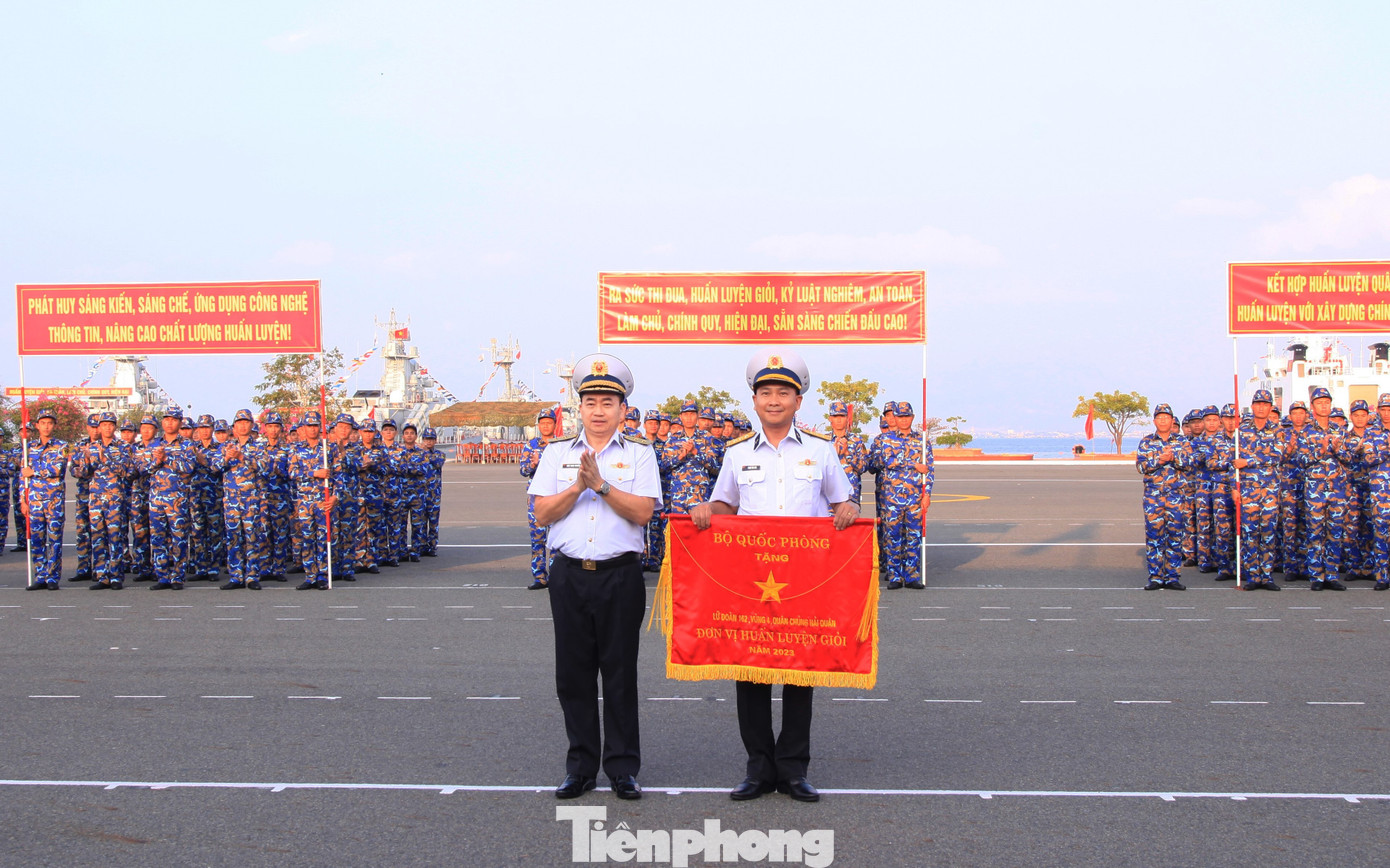 Phó Đô đốc Trần Thanh Nghiêm - Tư lệnh Hải quân, trao cờ “Đơn vị huấn luyện giỏi” năm 2023 của Bộ Quốc phòng tặng Lữ đoàn 162. Phó Đô đốc Trần Thanh Nghiêm - Tư lệnh Hải quân, trao cờ “Đơn vị huấn luyện giỏi” năm 2023 của Bộ Quốc phòng tặng Lữ đoàn 162.
