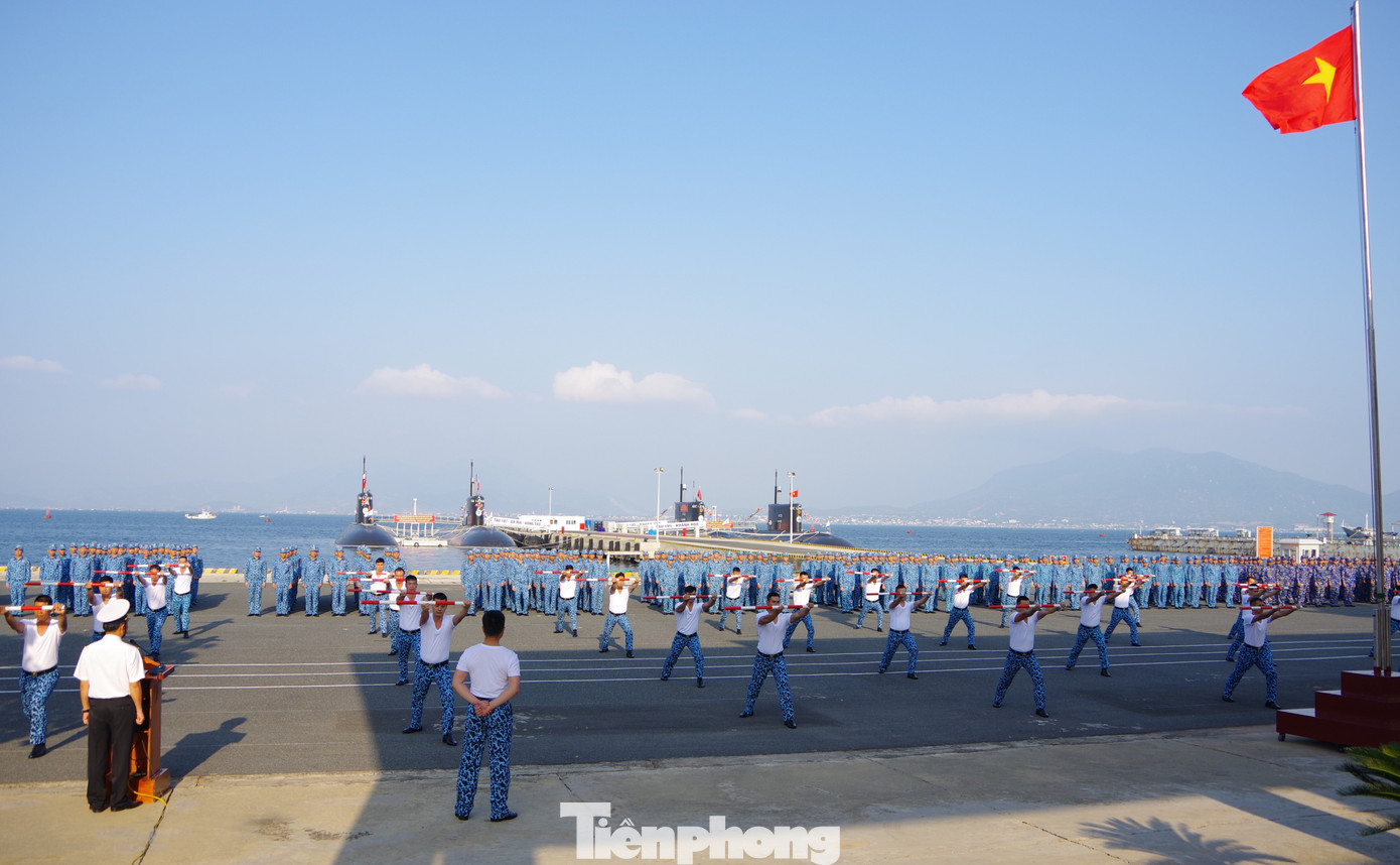 Cán bộ, thủy thủ tàu ngầm đồng diễn trong lễ ra quân huấn luyện. Cán bộ, thủy thủ tàu ngầm đồng diễn trong lễ ra quân huấn luyện.