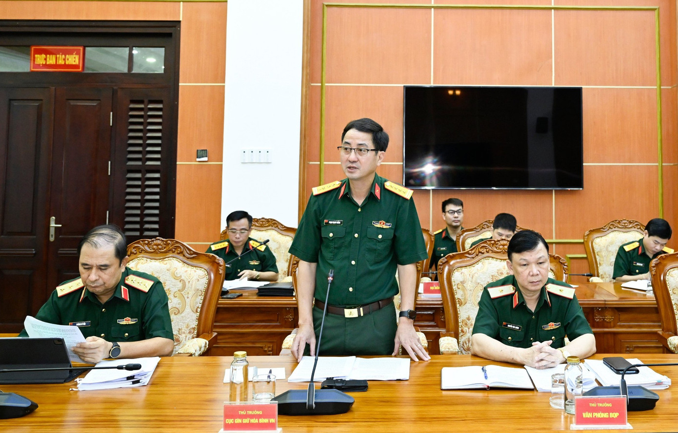 Lãnh đạo Cục GGHB Việt Nam nêu ý kiến tại phiên họp.