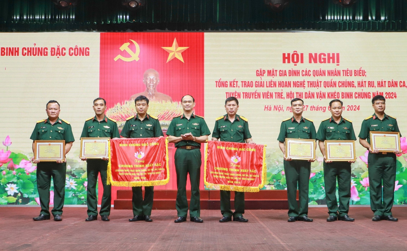 Đại tá Nguyễn Quốc Duẩn - Bí thư Đảng uỷ, Chính uỷ Binh chủng Đặc công trao thưởng các tập thể, cá nhân và các tiết mục xuất sắc trong Liên hoan nghệ thuật quần chúng, hát ru, hát dân ca, tuyên truyền viên trẻ và Hội thi “Dân vận khéo” năm 2024. Đại tá Nguyễn Quốc Duẩn - Bí thư Đảng uỷ, Chính uỷ Binh chủng Đặc công trao thưởng các tập thể, cá nhân và các tiết mục xuất sắc trong Liên hoan nghệ thuật quần chúng, hát ru, hát dân ca, tuyên truyền viên trẻ và Hội thi “Dân vận khéo” năm 2024.