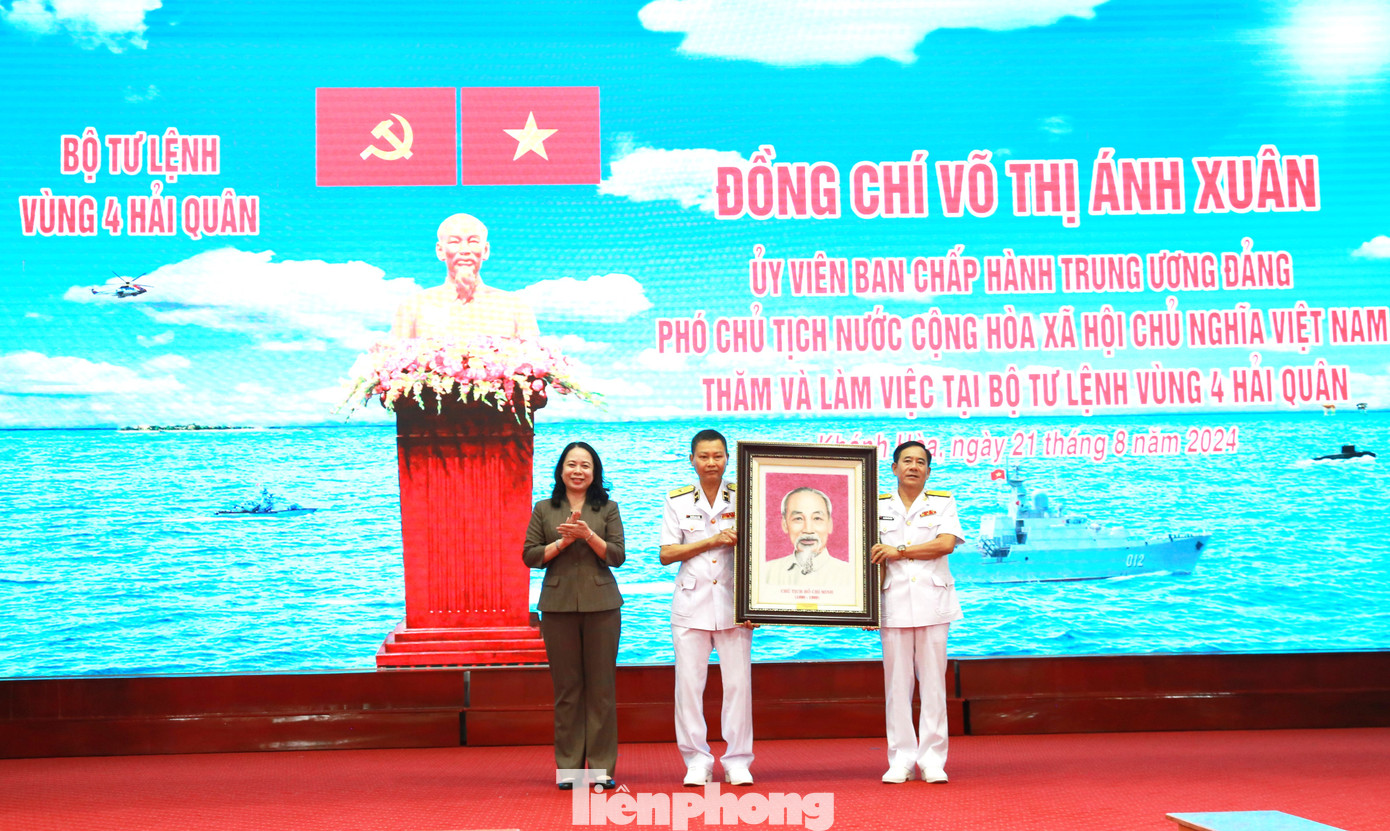 Phó Chủ tịch nước Võ Thị Ánh Xuân trao tặng Vùng 4 Hải quân bức chân dung Chủ tịch Hồ Chí Minh. Phó Chủ tịch nước Võ Thị Ánh Xuân trao tặng Vùng 4 Hải quân bức chân dung Chủ tịch Hồ Chí Minh.