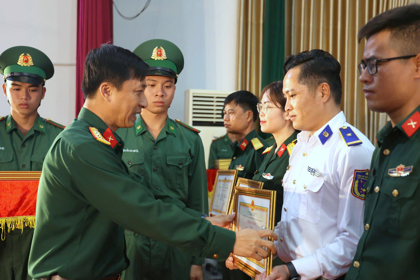 Trao thưởng các tác giả, đại diện nhóm tác giả đoạt giải trong Cuộc thi video clip “TNQĐ xung kích thực hiện công tác phổ biến, giáo dục pháp luật”. Trao thưởng các tác giả, đại diện nhóm tác giả đoạt giải trong Cuộc thi video clip “TNQĐ xung kích thực hiện công tác phổ biến, giáo dục pháp luật”.