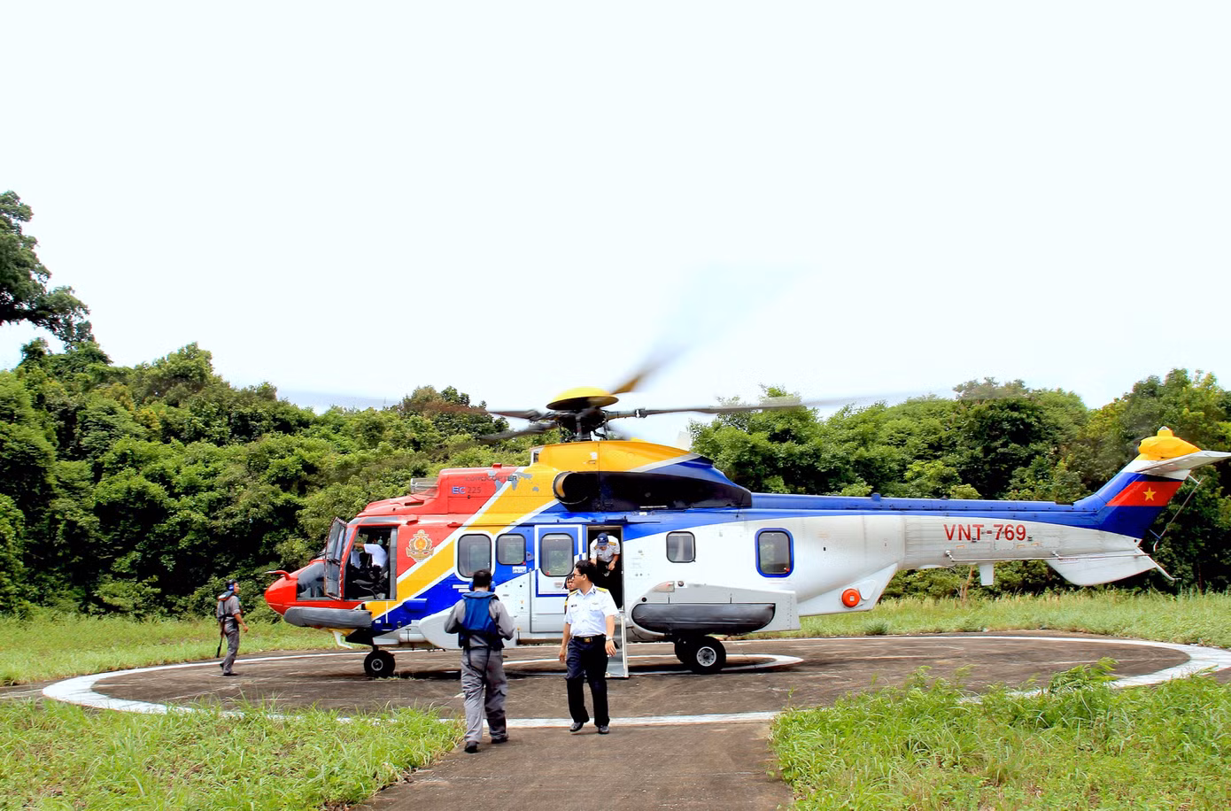 Máy bay EC-225 bay nhiệm vụ tại đảo Thổ Chu, Phú Quốc. Máy bay EC-225 bay nhiệm vụ tại đảo Thổ Chu, Phú Quốc.