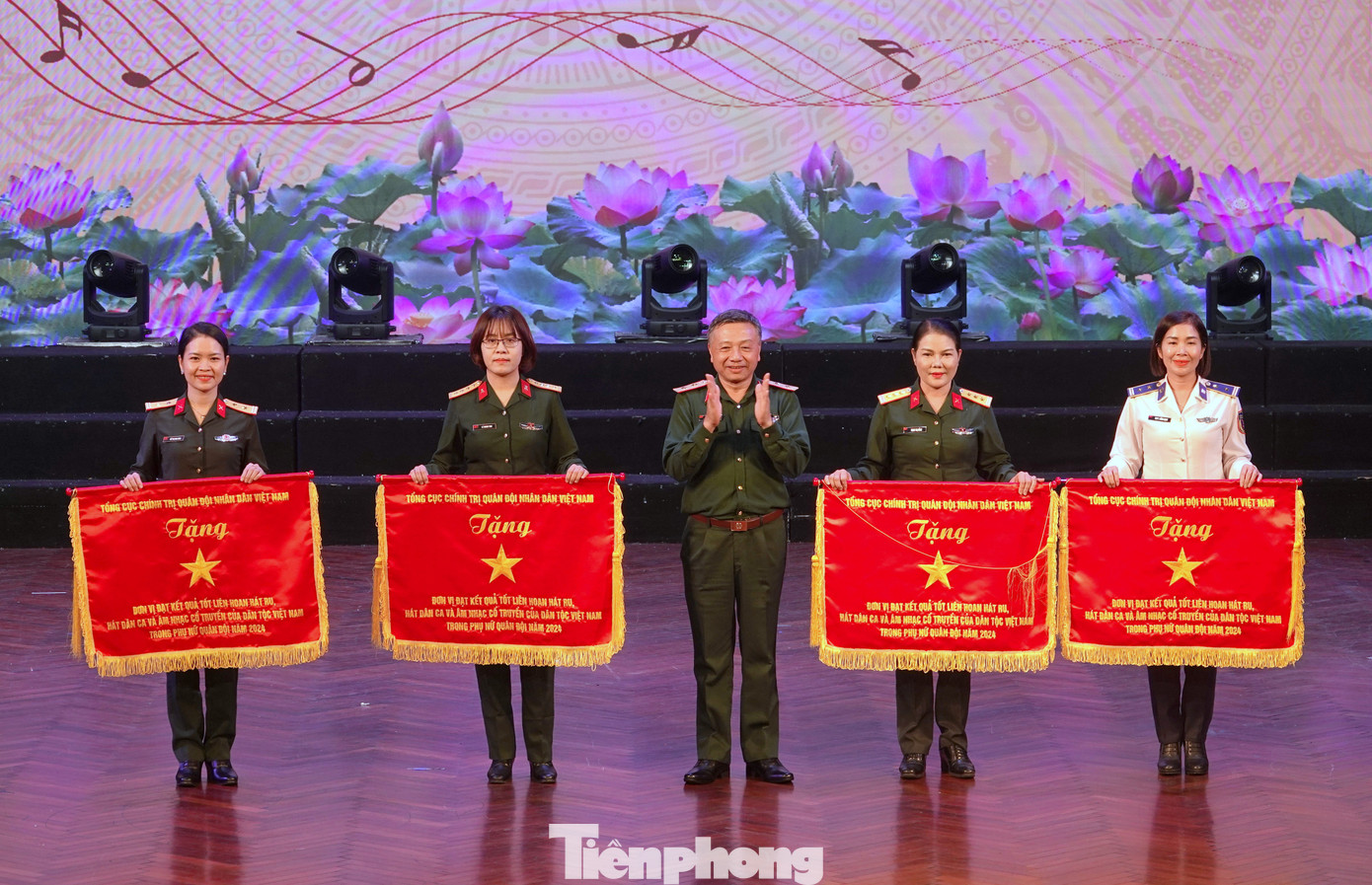 Lãnh đạo Tổng cục Chính trị Quân đội nhân dân Việt Nam trao Cờ “Đơn vị đạt kết quả tốt” tặng 4 tập thể.