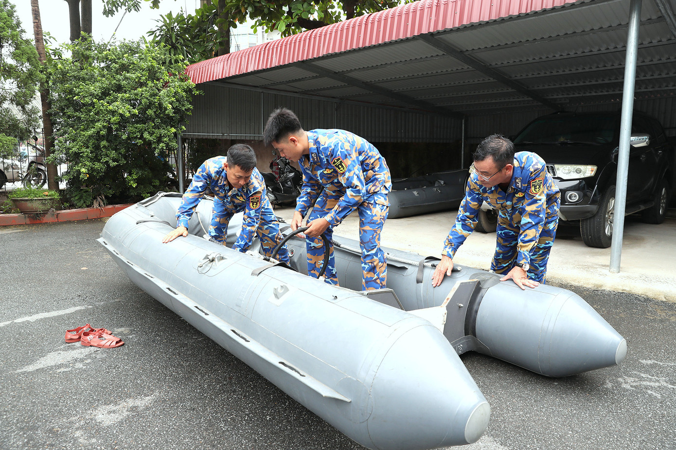 Cán bộ, chiến sĩ Lữ đoàn Đặc công Hải quân 126 chuẩn bị xuồng cứu nạn tham gia tìm kiếm nạn nhân vụ sập cầu Phong Châu. Cán bộ, chiến sĩ Lữ đoàn Đặc công Hải quân 126 chuẩn bị xuồng cứu nạn tham gia tìm kiếm nạn nhân vụ sập cầu Phong Châu.