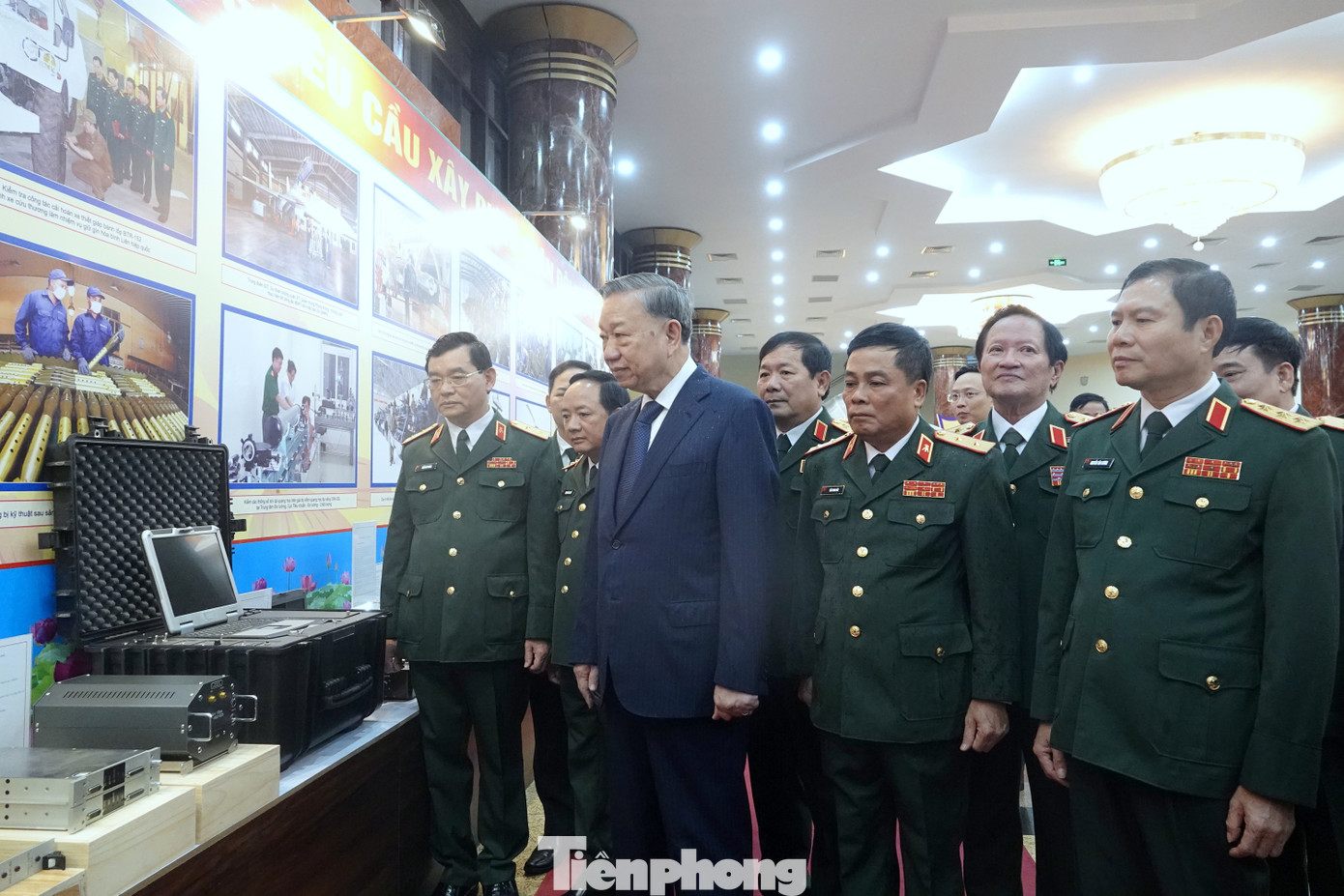 Tổng Bí thư, Chủ tịch nước Tô Lâm tham quan khu trưng bày sản phẩm tiêu biểu của ngành Kỹ thuật Quân đội.
