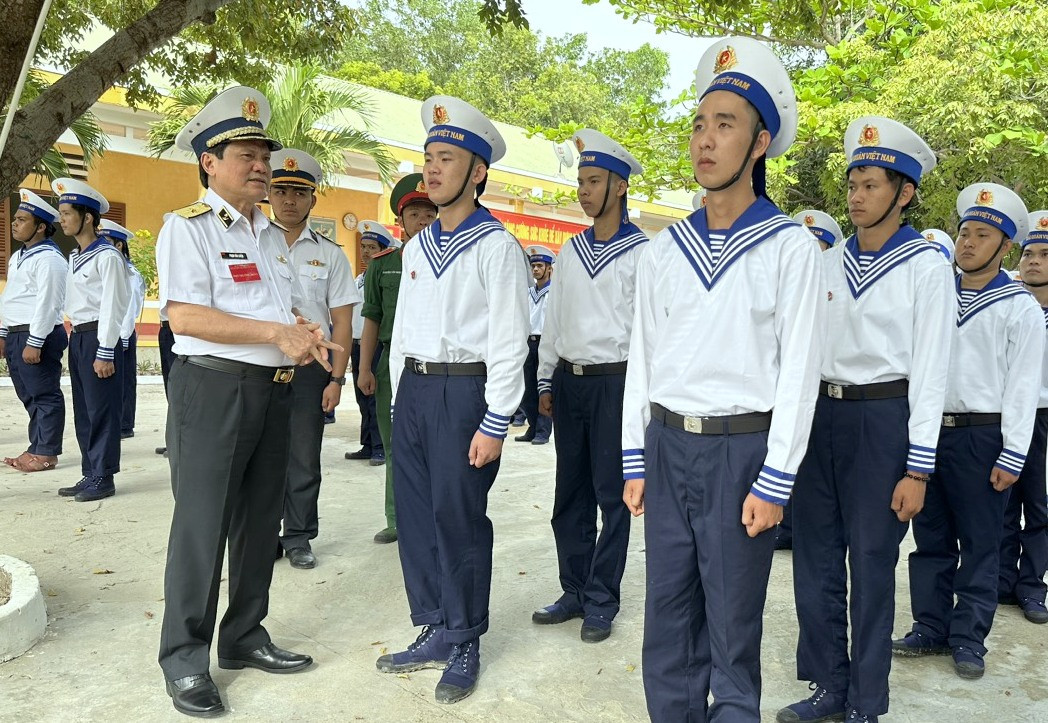 Đoàn kiểm tra nắm tình hình, động viên chiến sĩ mới tại Tiểu đoàn 454, Lữ đoàn 957.