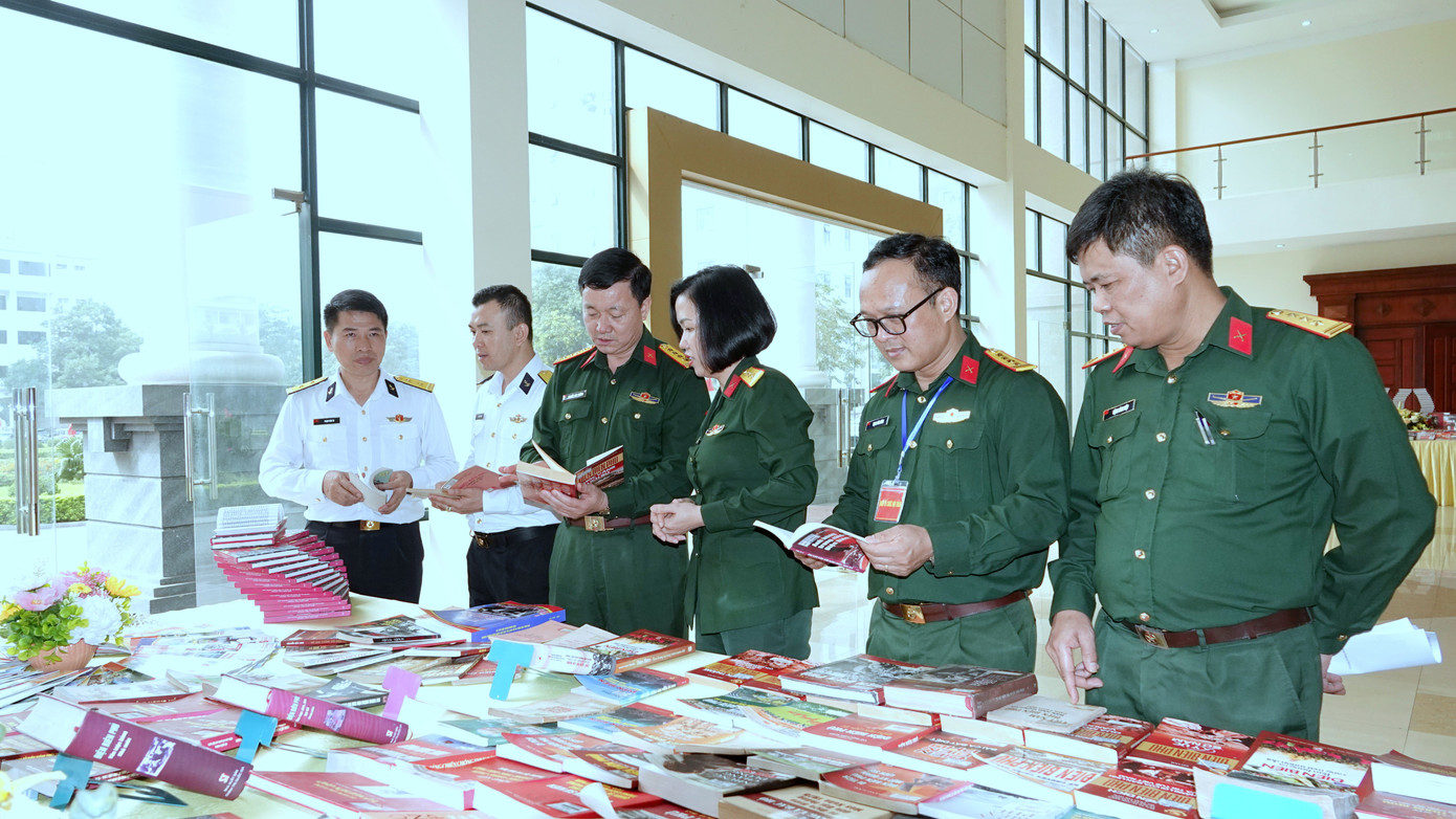 Các đại biểu trao đổi bên lề hội thảo. Các đại biểu trao đổi bên lề hội thảo.