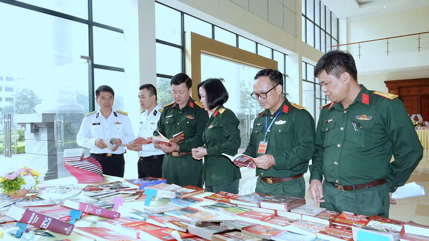 Các đại biểu trao đổi bên lề hội thảo.