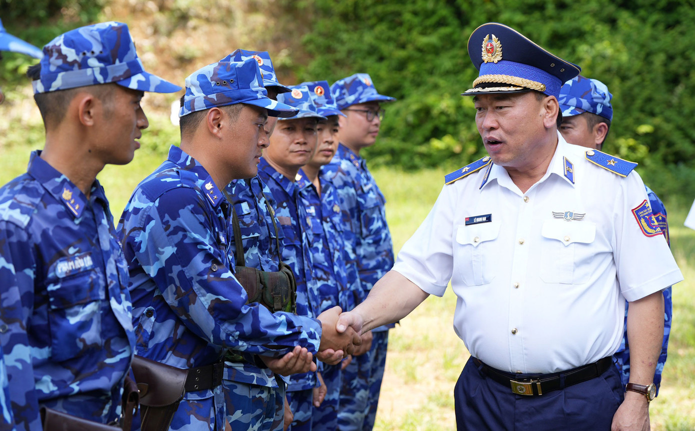 Thiếu tướng Lê Quang Đạo - Tư lệnh Cảnh sát biển Việt Nam, động viên, giao nhiệm vụ cho đội tuyển bắn súng quân dụng của lực lượng.